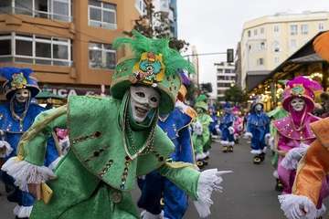  Telde disfruta con el pasacalle de los protagonistas del Carnaval de 'Studio 54'/Lpacarnaval.